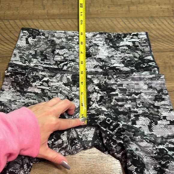 Lululemon cropped leggings size 6 - Picture 9 of 10